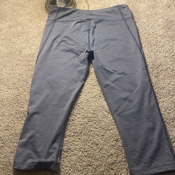 EUC Under Armour Women's HeatGear Armour Hi-Rise Capri Leggings Size Medium - Picture 6 of 7